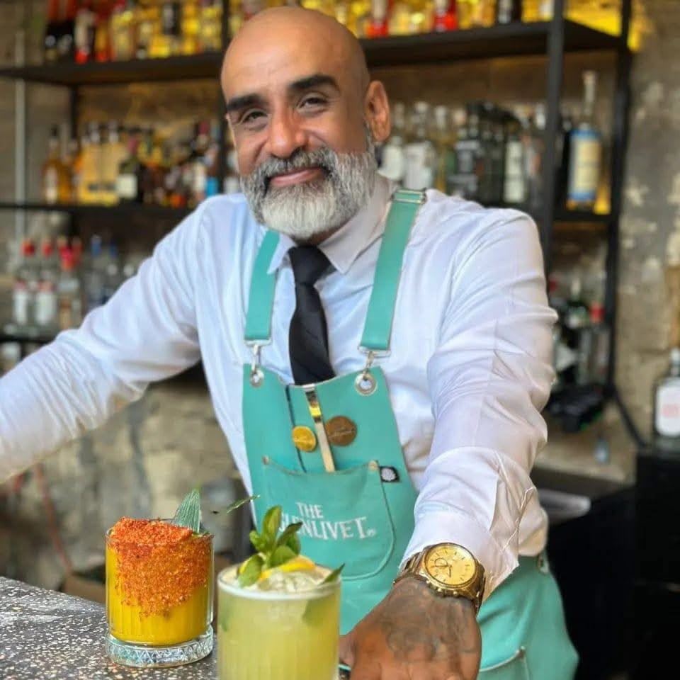 Bartender presentando cócteles durante su trabajo