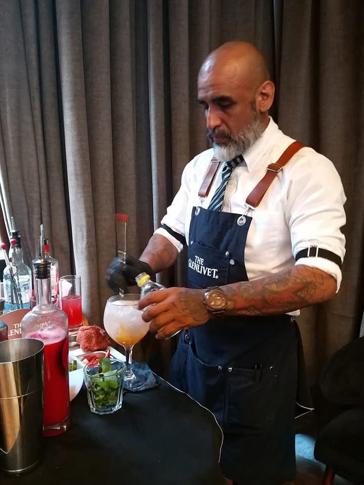 Bartender preparando cócteles en una barra
